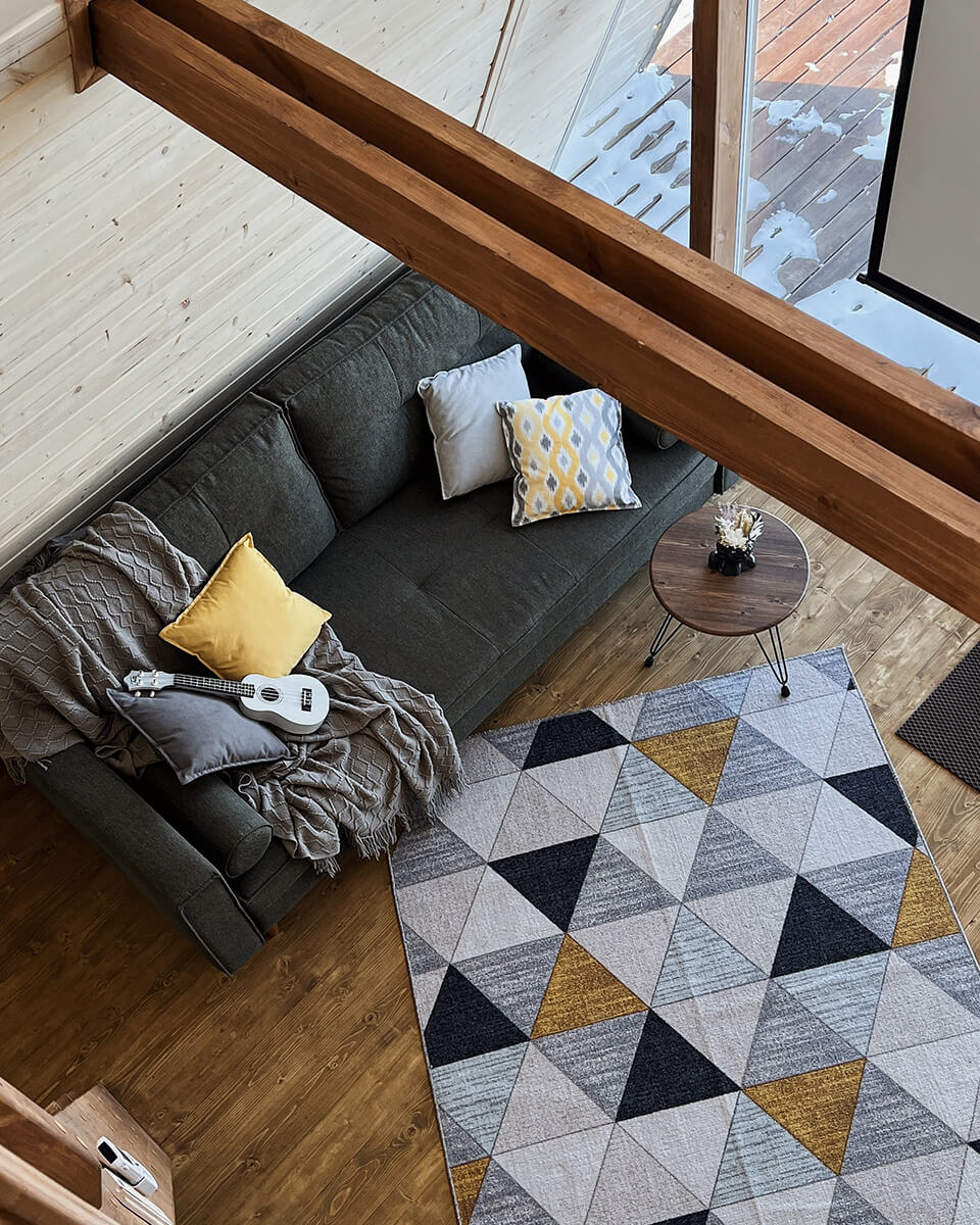 Диван ОТТО от диваны.frendom стал центром гостиной загородного глэмпинга